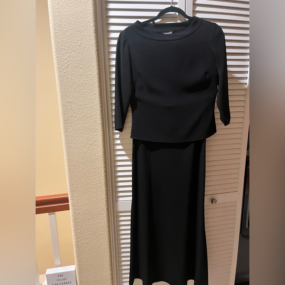 Tahari black 2 pc 3/4 slv top & skirt side zipper and side slit on skirt size 8